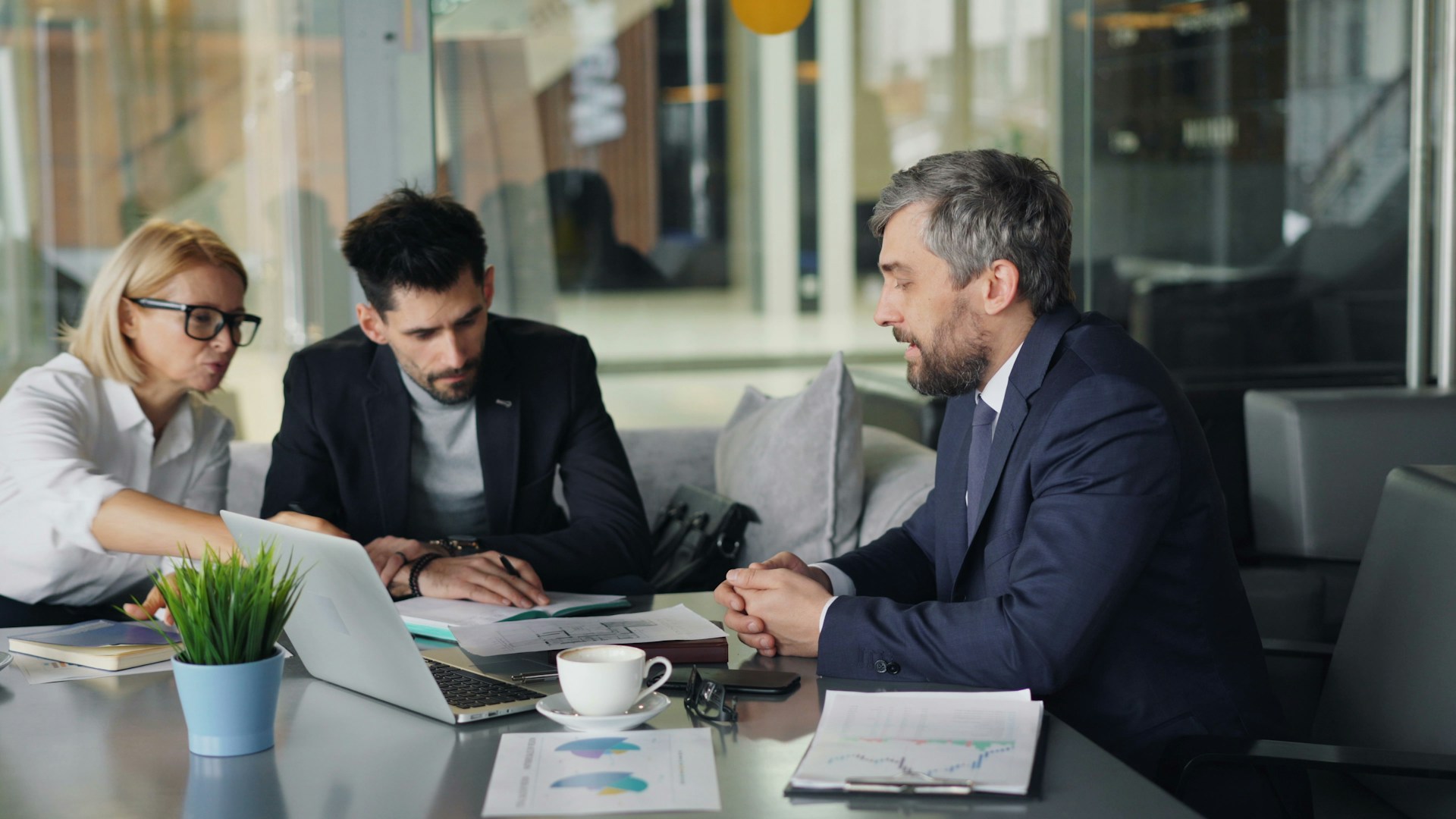 Interim Sales Manager für Finnland und Schweden im Kundengespräch